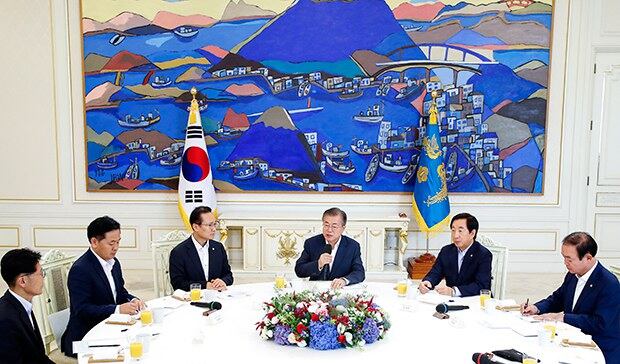 문재인 대통령이 16일 낮 청와대에서 열린 여야 5당 원내대표 초청 오찬에서 인사말을 하고 있다. 