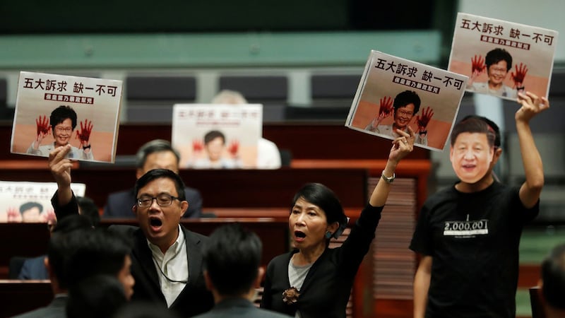 2019年10月16日,香港特首林郑月娥在立法会施政报告被抗议声打断。(法新社)
