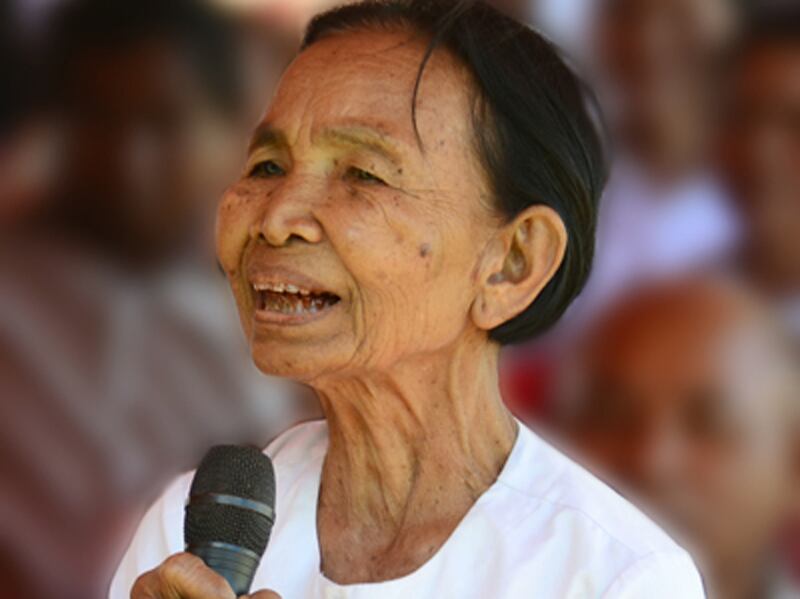 ជន​សង្ស័យ​ដែល​សហ​ចៅក្រម​ស៊ើប​អង្កេត​អន្តរជាតិ នៃ​សាលា​ក្តី​ខ្មែរ​ក្រហម ដាក់​ឲ្យ​ឋិត​ក្រោម​ការ​ត្រួត​ពិនិត្យ​កំបាំង​មុខ​កាល​ពី​ដើម​ខែ​មីនា ឆ្នាំ​២០១៥ អ្នកស្រី អ៊ឹម ចែម។ 