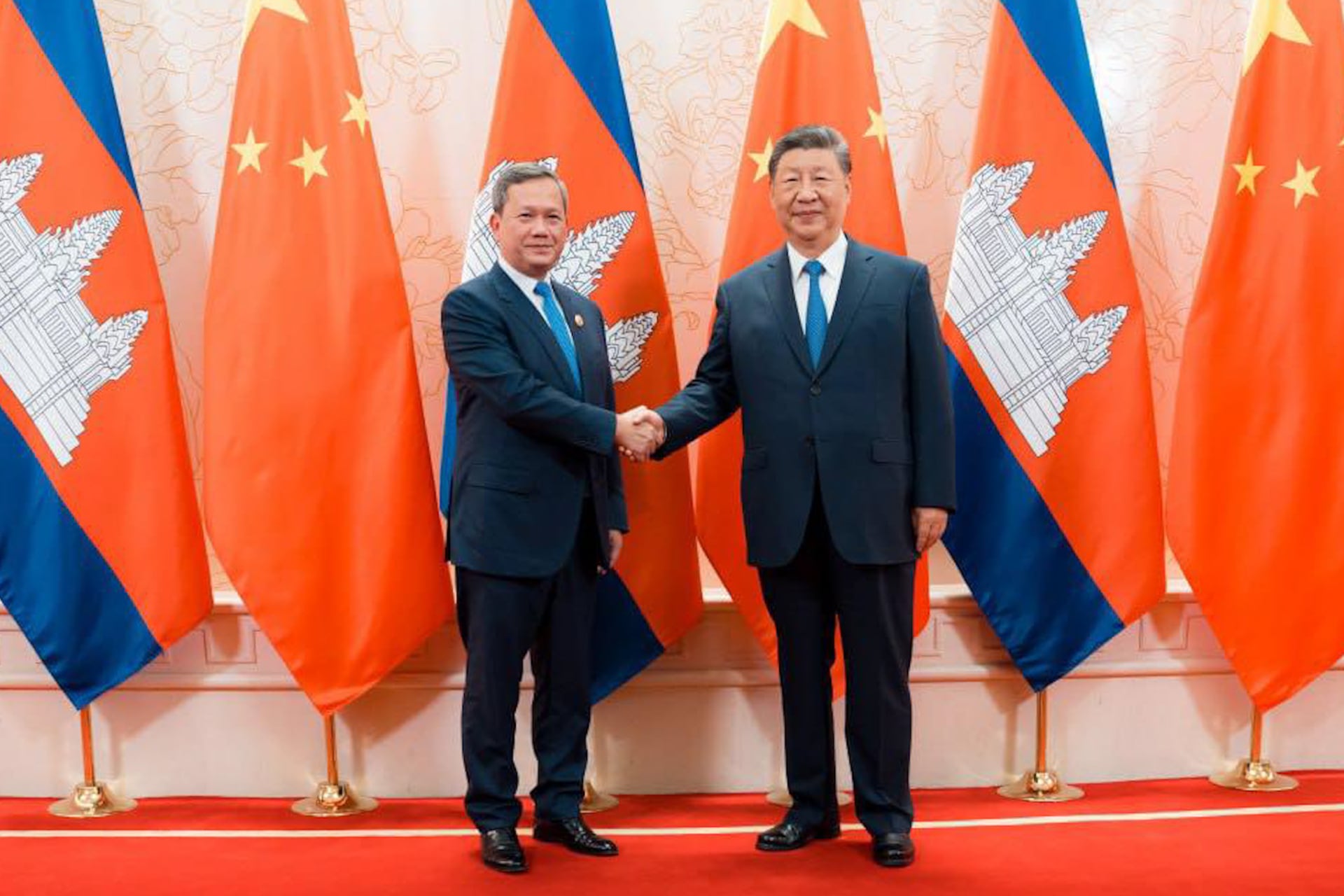 Prime Minister Hun Manet (left) shakes hands with Chinese President Xi Jinping before talks in Tianjin, China, on August 30, 2025.