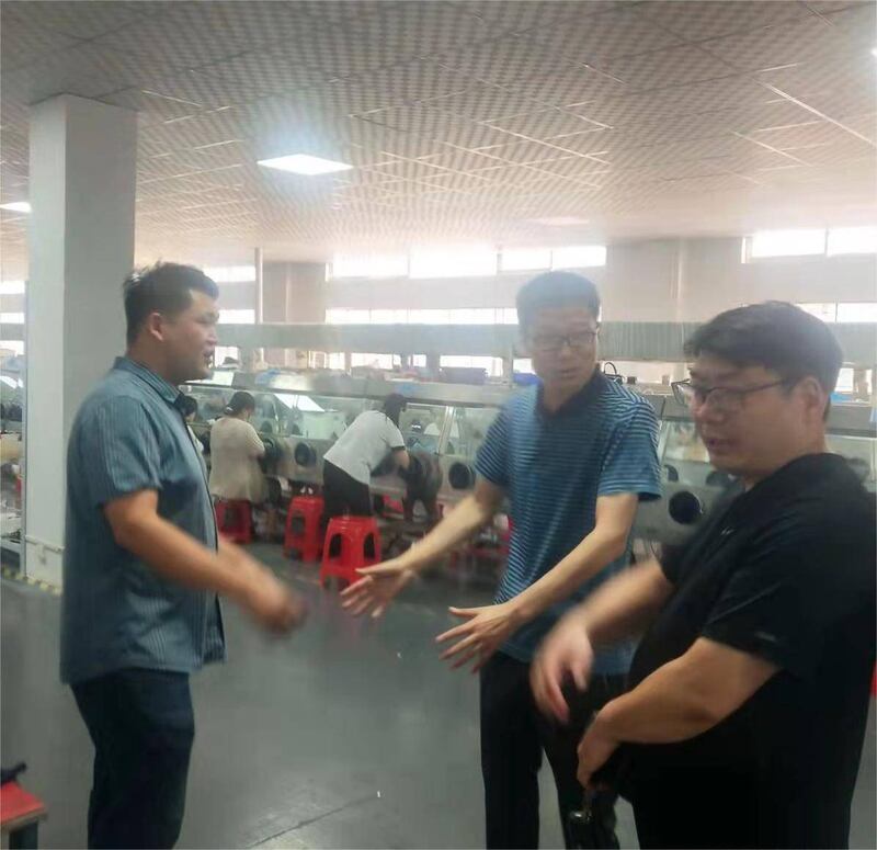 捲入性侵案的鎮黨委書記李博(中)在2022年視察一家轄區內的工廠。 (唐河官方宣傳資料圖片)