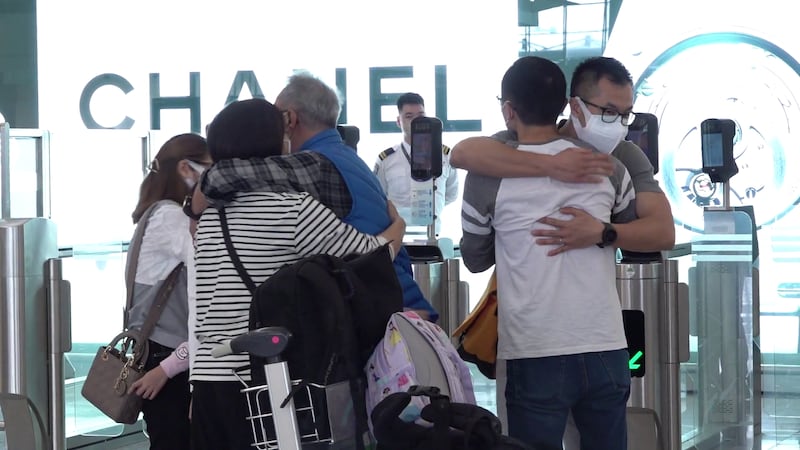 為找回自由的天空,不少港人決定離開。根據入境處數字,過去連續3年香港人口錄得淨移出,今年頭3個月,淨流出香港的人數超過14萬人,人口逐年下跌至741萬人。(石頭 攝)