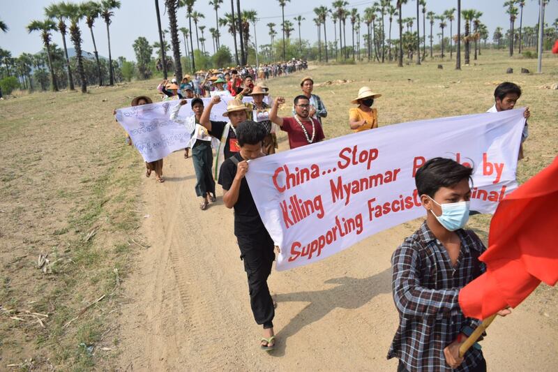 စစ်ကောင်စီအား ထောက်ခံနေသည့် တရုတ်အစိုးရကို ဆန့်ကျင်ကြောင်း ယင်းမာပင်၊ ဆားလင်းကြီး ရွာပေါင်းစုံ သပိတ်စစ်ကြောင်း ၂၀၂၃ ခုနှစ် မေလ ၈ ရက်နေ့က ဆန္ဒပြခဲ့စဉ်။ (Photo: Citizen Journalist)