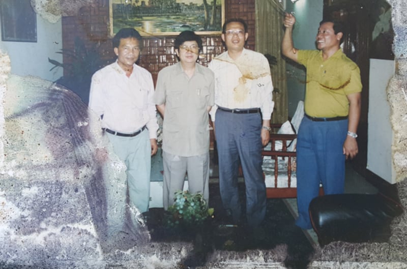 រូបថត​របស់ លោក ហូ សុខ (ឆ្វេង) កាល​នៅ​ជា​រដ្ឋលេខាធិការ​នៃ​ក្រសួង​មហាផ្ទៃ។ 