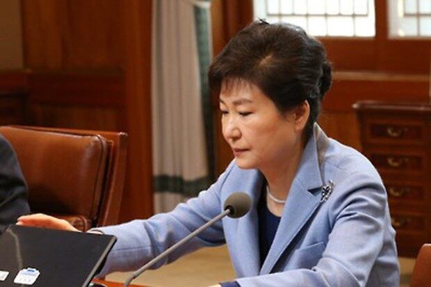 박근혜 대통령이 21일 청와대에서 열린 수석비서관회의를 준비하고 있다. 