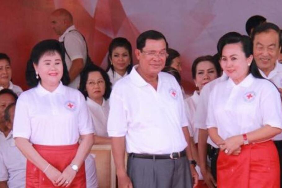 (ពីឆ្វេងជួរមុខ) អ្នកស្រី ប៊ុន រ៉ានី លោកនាយករដ្ឋមន្ត្រី ហ៊ុន សែន និងឧកញ៉ា សៀង ចាន់ហេង នាយិកាក្រុមហ៊ុនហេងអភិវឌ្ឍន៍ ក្នុងកម្មវិធីកាកបាទក្រហមកម្ពុជា កាលពីឆ្នាំ២០១៨។