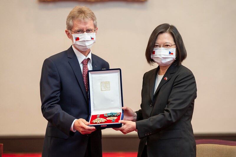 2020年9月3日,蔡英文总统追赠捷克共和国故参议长柯佳洛“特种大绶卿云勋章”,由时任参议长韦德齐代为接受。(台湾总统府官网)。