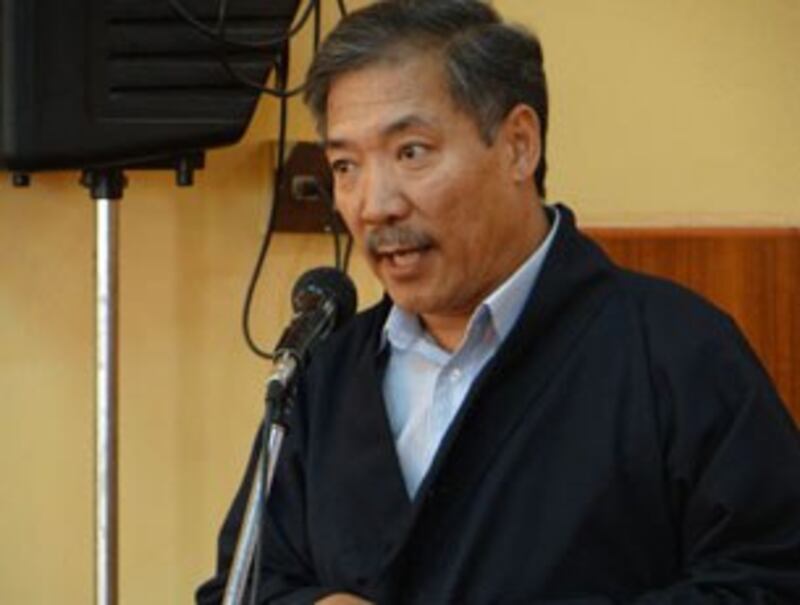 图片:藏人行政中央经济部部长次仁顿珠在祈福会上发言。(记者丹珍拍摄)