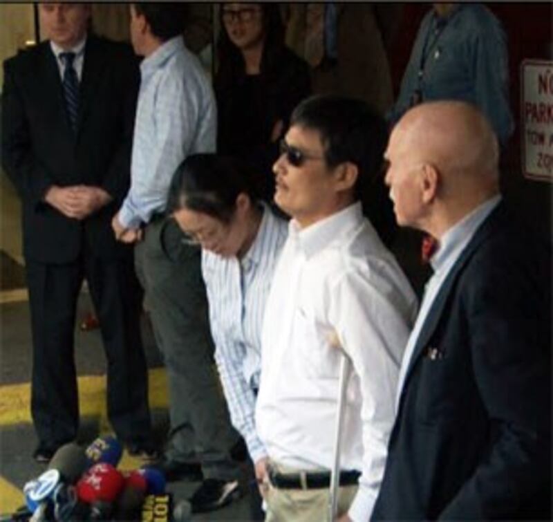 图片:5月19日,陈光诚抵达纽约大学校园,向传媒记者讲话。(紫荆摄)
