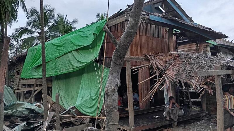 တောင်ကုတ်မြို့နယ် ကင်းတောင်ရွာတွင် လေကြောင်းနှင့် ဗုံးကြဲတိုက်ခိုက်မှုကြောင့် ပျက်စီးသွားသည့် အဆောက်အအုံအချို့အား ၂၀၂၄ ခုနှစ်၊ အောက်တိုဘာလ ၄ ရက်နေ့က တွေ့ရစဥ်။ (Arkan Princess Media Photo)