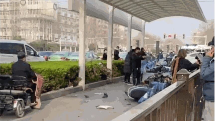 河北邯郸闹市区一辆白色越野车疯狂冲撞路人致多人受伤,司机后被警方制伏。