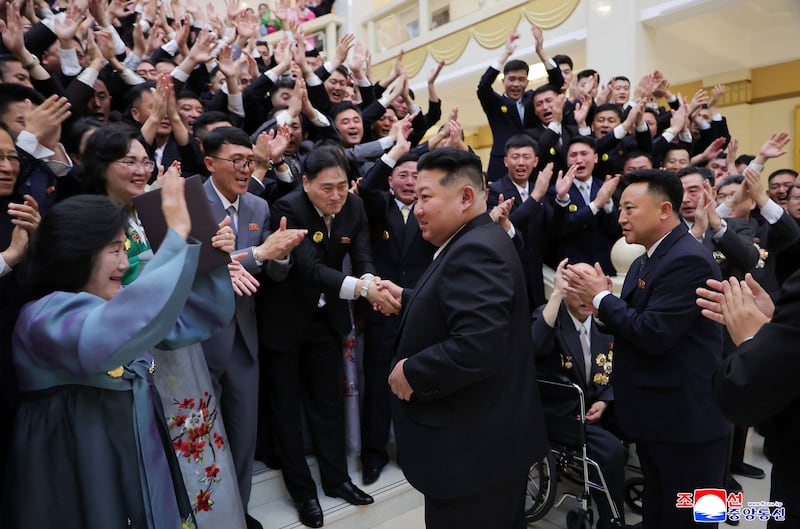 2026년 8월 9일, 북한 김정은 국무위원장이 평양 모란봉극장에서 국립교향악단의 작가 및 예술인들을 만나고 있는 모습.
