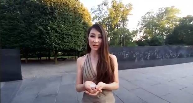 지난 27일 한국전 정전기념일을 맞아 열린 제13차 리멤버 727 온라인 콘서트에서 평화를 기원하는 촛불을 점등한 김한나 대표.