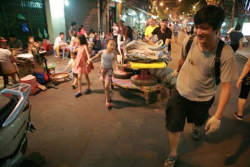 Think Playgrounds kéo đồ chơi ra phố cổ Đào Duy Từ để thực hiện Playstreet cuối tuần.