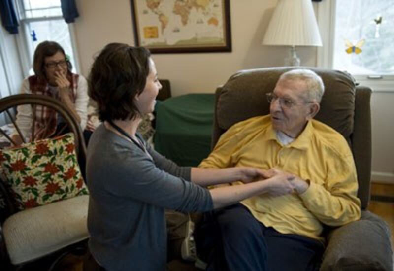 Một bác sĩ về thần kinh học chăm sóc sức khỏe cho một bệnh nhân Parkinson. AFP photo