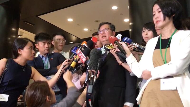 桃园市长郑文灿(中)在接受媒体采访。(王允拍摄)
