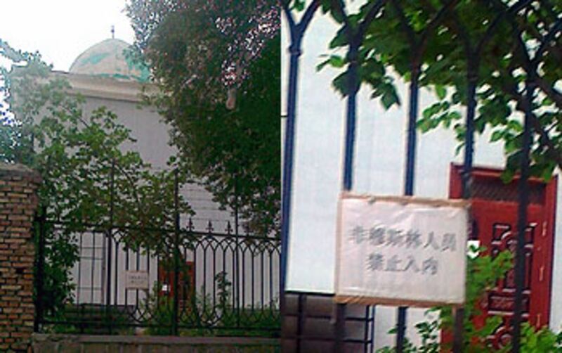 2012年齋月期間，烏魯木齊巿頭屯河區一清真寺門外掛出“禁止非穆斯林進入”的牌子。（照片由當地人士提供）
