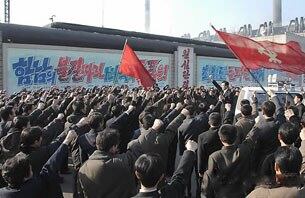평양화력발전연합기업소 노동자들이 구호를 외치고 있다.