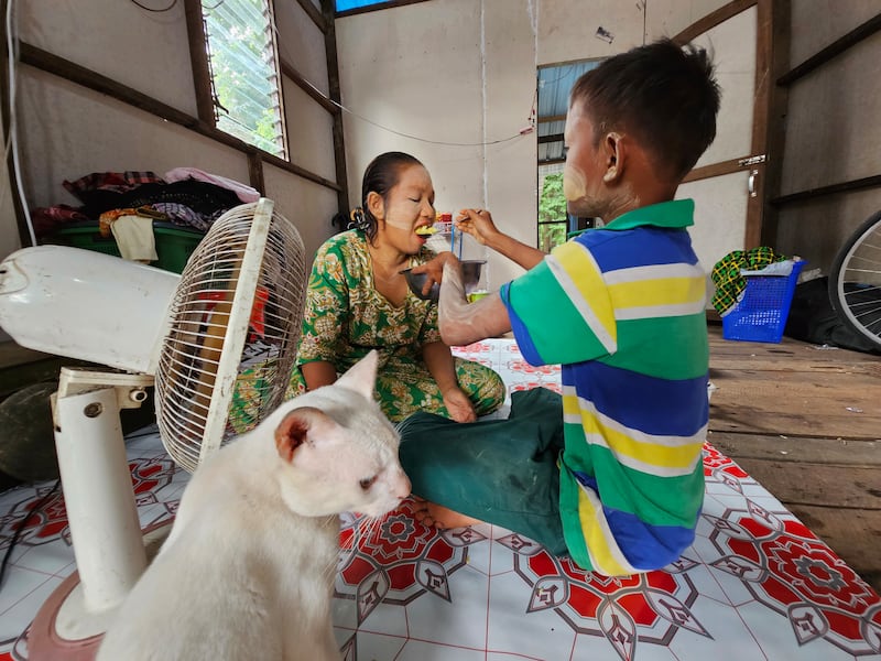 မျက်မမြင်မိခင်ဖြစ်သူကို ကျွေးမွေးစောင့်ရှောက်နေသည့် မောင်ဖြိုးဝေအောင်ကို ၂၀၂၃ ခုနှစ် ဇွန်လ ၂၇ ရက်နေ့ကတွေ့ရစဉ်။ (Photo: RFA)
