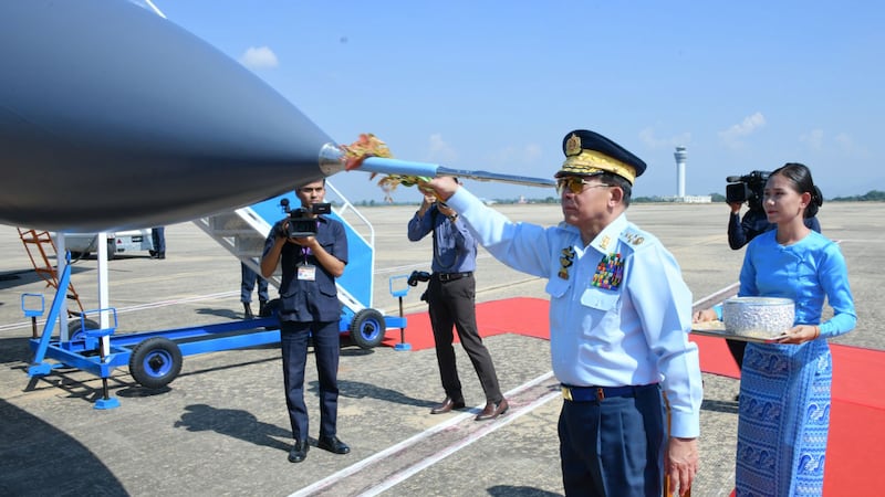 ၂၀၂၃ ခုနှစ် ဒီဇင်ဘာလ ၁၅ ရက်နေ့မှာ ပြုလုပ်သည့် တပ်မတော် (လေ) ဖွဲ့စည်းတည်ထောင်မှု (၇၆) နှစ်မြောက် နှစ်ပတ်လည်နေ့ အထိမ်းအမှတ် လေယာဉ်များ တပ်တော်ဝင်ခြင်း အခမ်းအနားတွင် ကာကွယ်ရေးဦးစီးချုပ် ဗိုလ်ချုပ်မှူးကြီး မင်းအောင်လှိုင်အား တွေ့ရစဉ်။ (Photo : Myanmar Military)