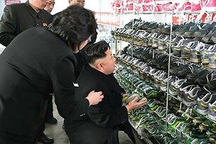 김정은 북한 국방위원회 제1위원장이 류원신발공장을 시찰하고 질 제고를 주문했다고 조선중앙통신이 보도했다. 