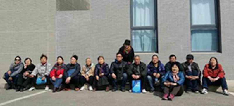 2015年3月20日,北京16名訪民和維權人士,來到海澱區看守所,要求善待患上肝病的女權人士武嶸嶸。(網友提供)
