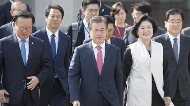 문재인 대통령과 부인 김정숙 여사가 미국 뉴욕에서 열리는 제72차 유엔총회에 참석차 18일 오후 성남 서울공항에서 출국하기 위해 환송객들과 함께 전용기로 향하고 있다. 