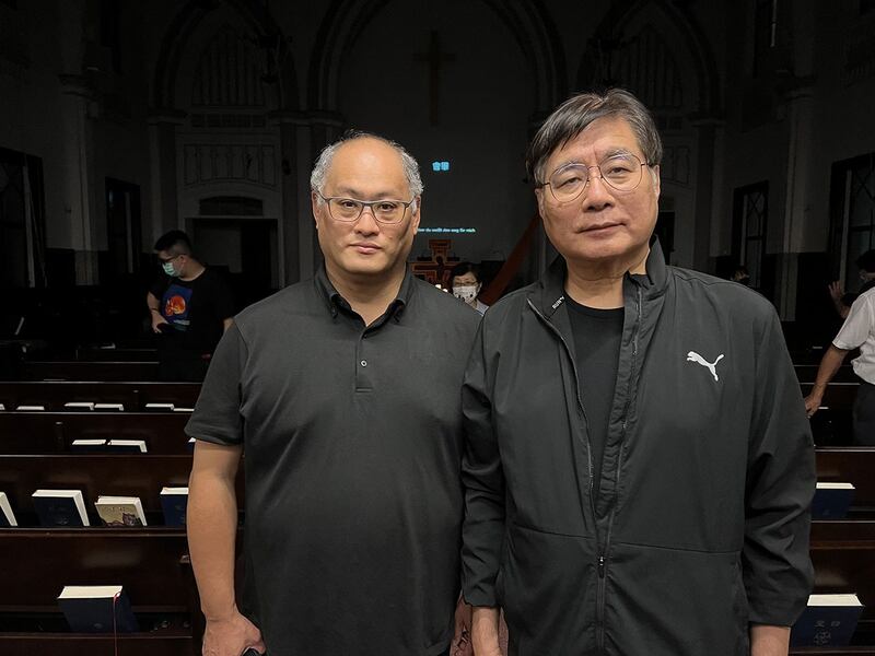 遭中国关押迫害的李明哲(图左)与台湾关怀中国人权联盟理事长杨宪宏(图右)出席高智晟祈祷会。(记者 黄春梅摄)