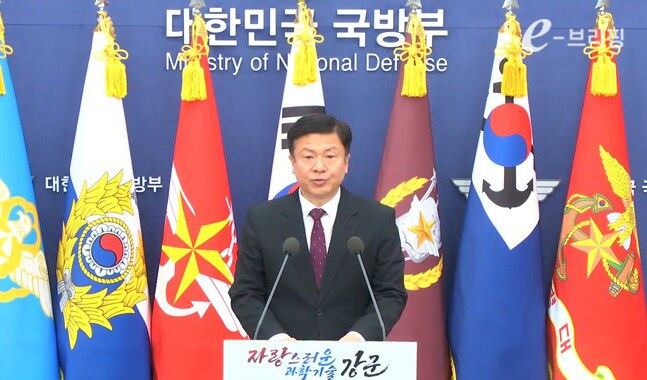 14일 전하규 한국 국방부 대변인이 정례 기자설명회에서 발언하고 있다.