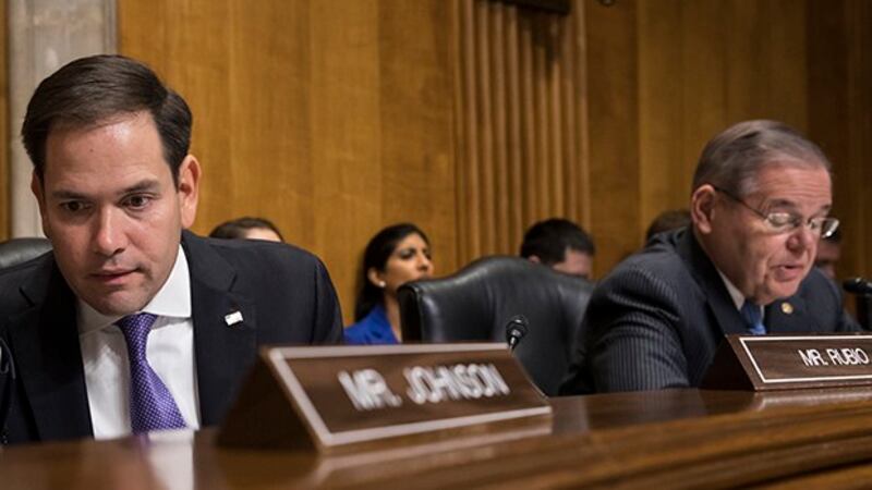 美国国会及行政当局中国委员会共同主席、共和党籍参议员鲁比奥（Marco Rubio）（左）及民主党籍参议员梅南得兹（Bob Menendez）连同十名两党参议员2021年2月9日重新提出《香港安全港议案》。（美联社）