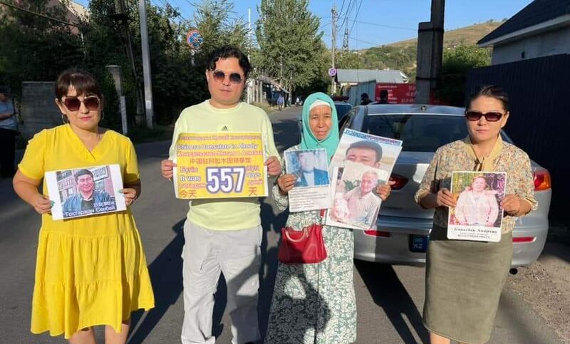 شى جىنپىڭنىڭ قازاقىستان زىيارىتىگە قارشى نامايىشقا چىققان قازاقلار. 2022-يىلى سېنتەبىر، ئالمۇتا.