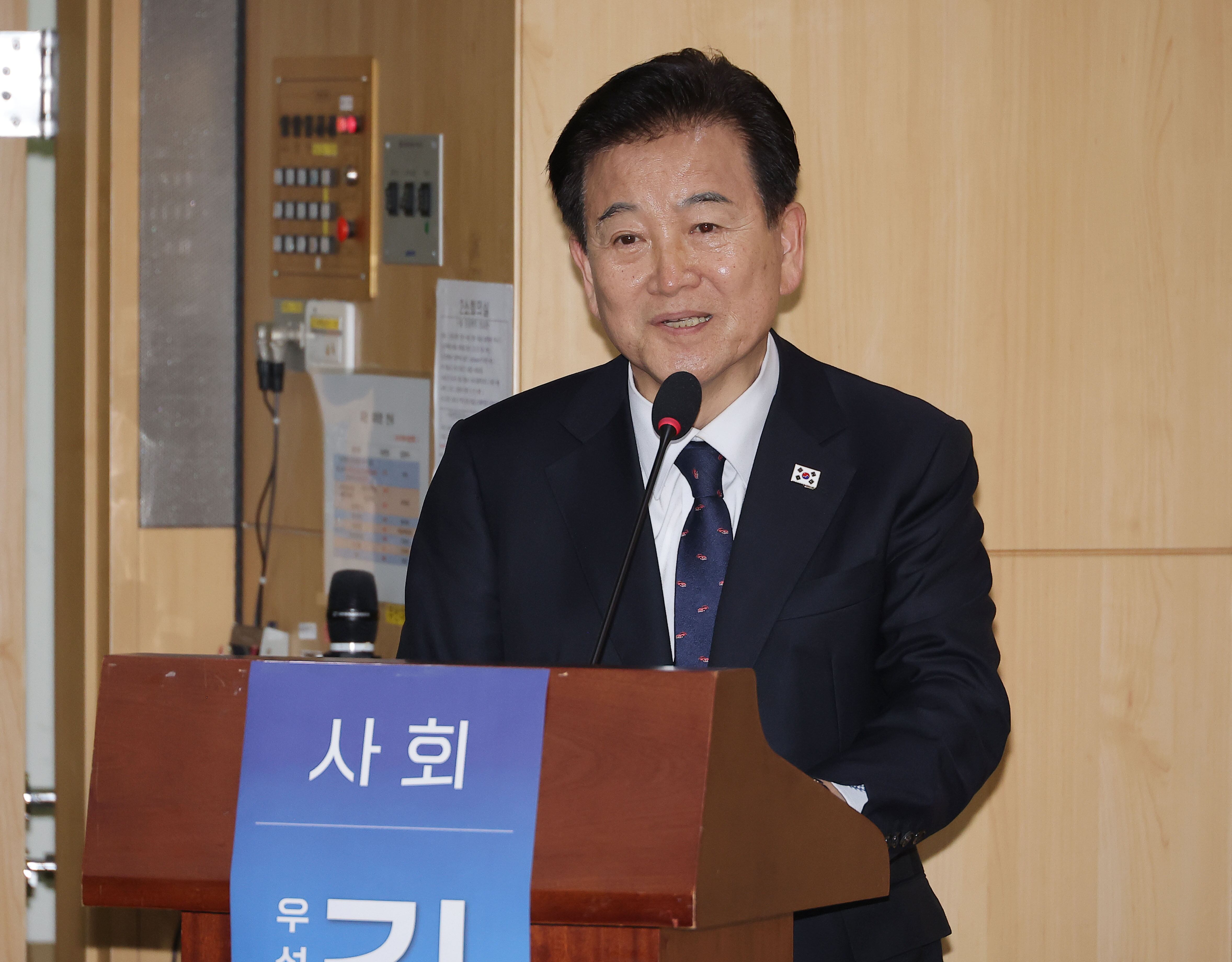 지난달 12일 국회 의원회관에서 열린 '12·3 내란 사태 이후 헌법·사법적 과제 토론회에서 더불어민주당 정동영 의원이 개회사를 하고 있다. 2025.5.12