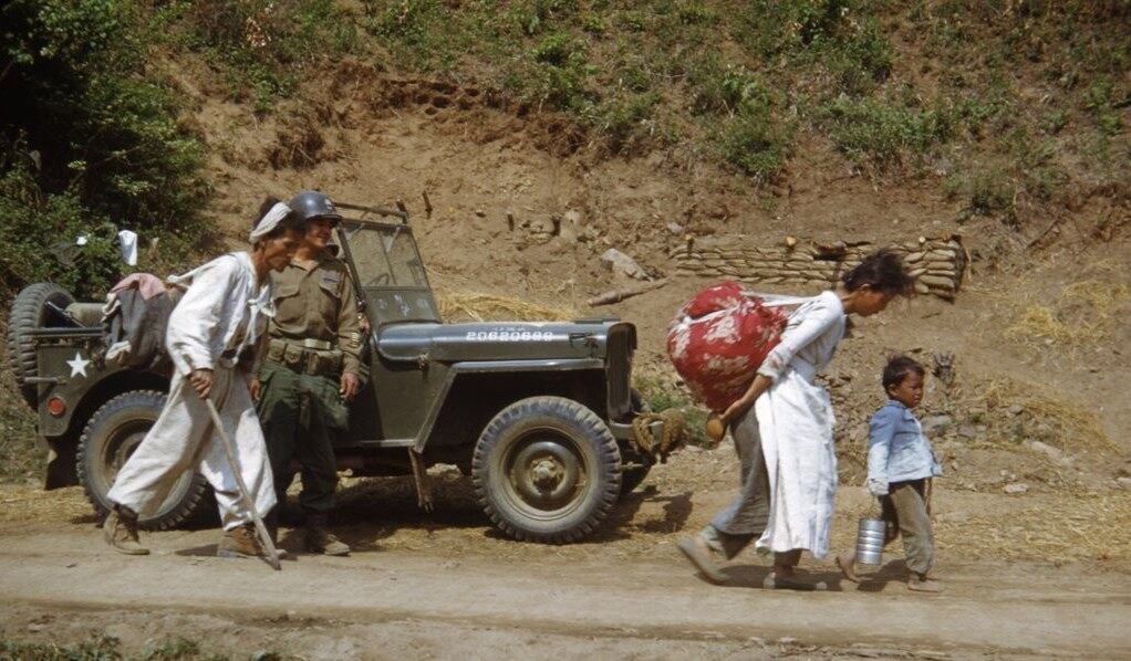 한국전쟁 70주년을 맞아 부경근대사료연구소가 보유하고 있던 6·25 피난민 모습이 담긴 사진. 미군이 촬영한 것으로 추정되는 이 사진은 1951년 남쪽으로 향하는 경북 지역 피란민 행렬을 담고 있다. 사진은 미군 지프 차량 옆을 지나는 피란민 가족. [부경근대사료연구소]