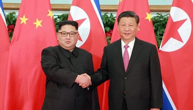 7일부터 이틀간 중국 다롄(大連)을 방문한 김 위원장과 시진핑 중국 국가주석이 악수하고 있다. 