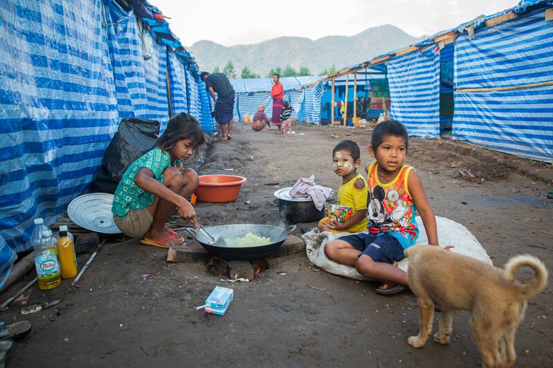 ၂၀၂၂ ခုနှစ် ဖေဖော်ဝါရီလ ၁၄ ရက်နေ့ ကရင်ပြည်နယ် မြန်မာ-ထိုင်းနယ်စပ်အနီးရှိ စစ်ဘေးဒုက္ခသည်စခန်းတစ်ခုတွင် မြန်မာကလေးငယ်များကို တွေ့ရစဉ်။ (Photo : AFP)