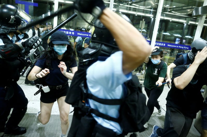 2019年8月13日，在香港国际机场防爆警察袭击示威者。（路透社）