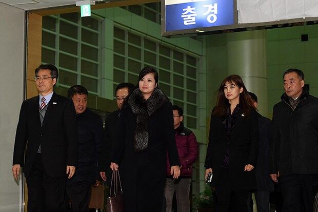 현송월 삼지연관현악단 단장을 비롯한 북한 예술단 점검단이 22일 밤 방남 일정을 마친 뒤 경기도 파주 남북출입사무소를 통해 북으로 돌아가고 있다.