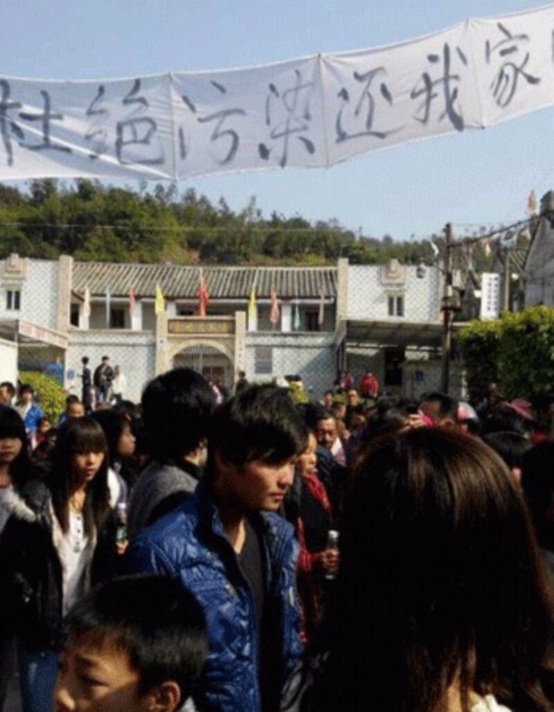 金灶鎮村民，12月30日再度到鎮政府抗議，要求撤消興建垃圾焚燒場。(現場人士攝)