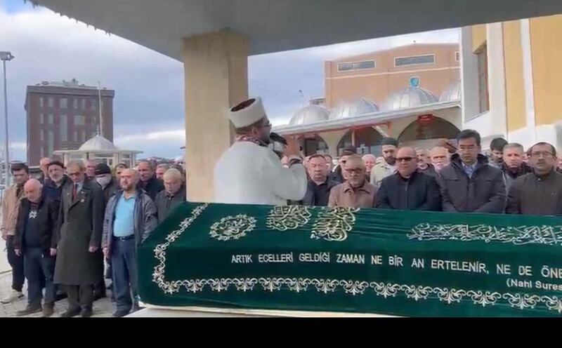 مەرھۇم ئابلىز ئابدۇلھاق بۇران ئەپەندىنىڭ جىنازا نامىزىدىن كۆرۈنۈش. 2023-يىلى 20-يانۋار، تېكىرتاغ، تۈركىيە.