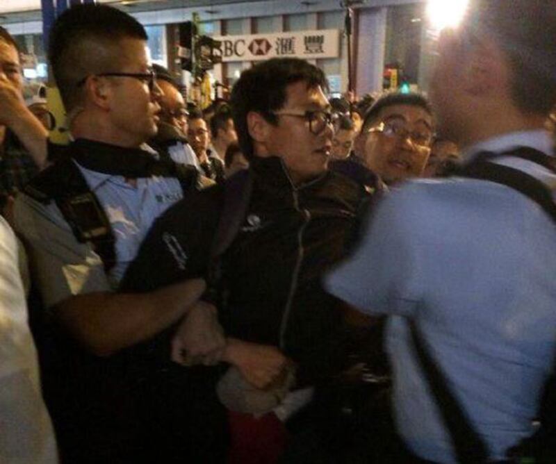 2014年11月6日凌晨，旺角佔領區有示威者與警員衝突，警員其後制服最少兩名示威者並帶走。（立法會議員梁國雄FACEBOOK）