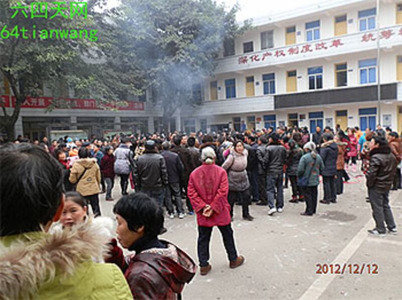 2012年12月12日，約300名四川省雙流縣興隆鎮的村民，來到鎮政府前抗議，要求官員承諾村民在上訪的過程中不得使用暴力。（天網義工提供）