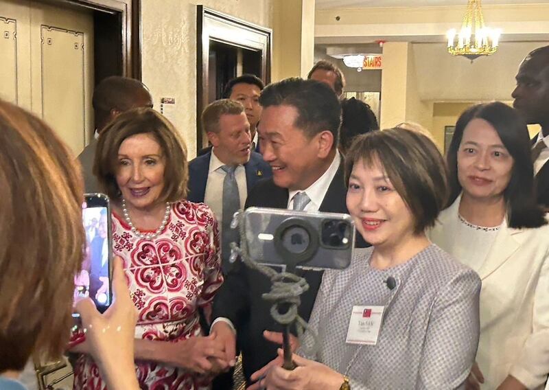 台湾跨党派立委观选团赴美访问,20日见到前美国众议院议长佩洛西,并邀请她二度访台。(王定宇立委办公室提供)