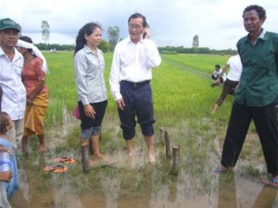 Lãnh tụ Sam Rainsy đứng tại cột mốc biên giới tạm số 185 tại xóm Kbal Kandal, xã Samrong, huyện Chanhtrea, tỉnh Svay Riêng.