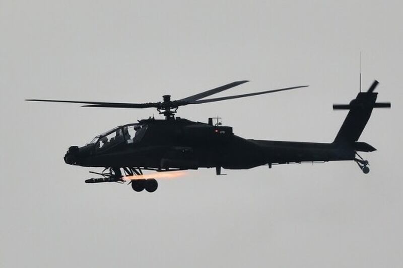 사진3 (한국육군 AH-64E 아파치 가디언 공격헬기 헬파이어 미사일 발사(출처 - 육군).png