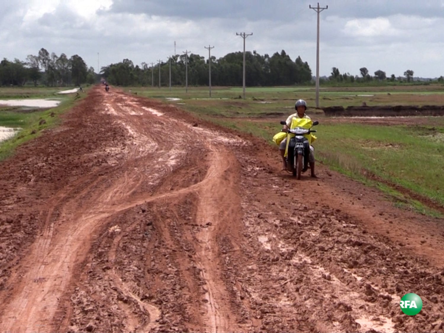 ផ្លូវ​ចេញ​ពី​ច្រក​ព្រំដែន​នៃ​ប្រទេស​វៀតណាម ទៅ​ស្រុក​ចន្ទ្រា ក្រុង​បាវិត ខេត្ត​ស្វាយរៀង ថ្ងៃ​ទី​១១ ខែ​សីហា ឆ្នាំ​២០១៦។ RFA/Choup Sereyroth