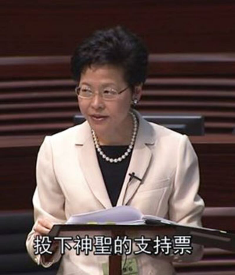 2015年6月17日,政務司司長林鄭月娥認為一人一票總比原地踏步好,希望泛民議員支持政改方案通過。(香港政府新聞網截圖)