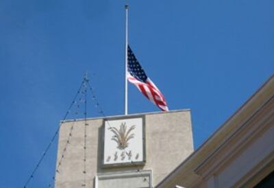 图片：洛杉矶纪念911会场以降半旗向死难者致哀。(记者萧融拍摄)