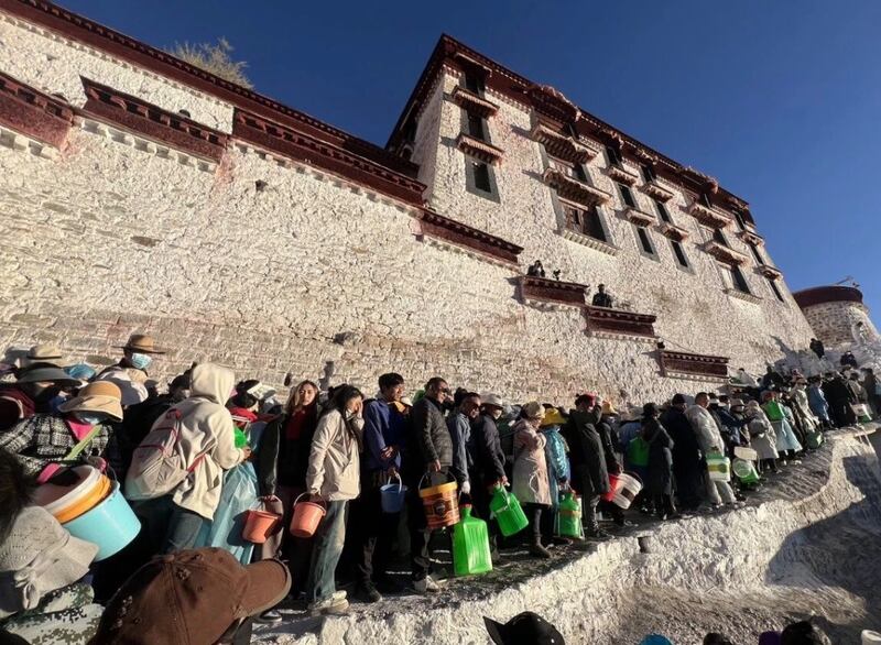 རྒྱ་ནག་གི་རྒྱལ་སྟོན་དུས་ཆེན་སྐབས་སུ་ལྷ་སའི་ནང་དམ་དྲག་ཆེན་པོ་ཡོད་པའི་ཐོག་དམིགས་བསལ་ཕོ་བྲང་པོ་ཏ་ལའི་ཁུལ་དུ་ཉེན་རྟོག་སྐོར་སྲུང་བའི་ལྟ་ཞིབ་ནན་པོ་ཡོད་འདུག