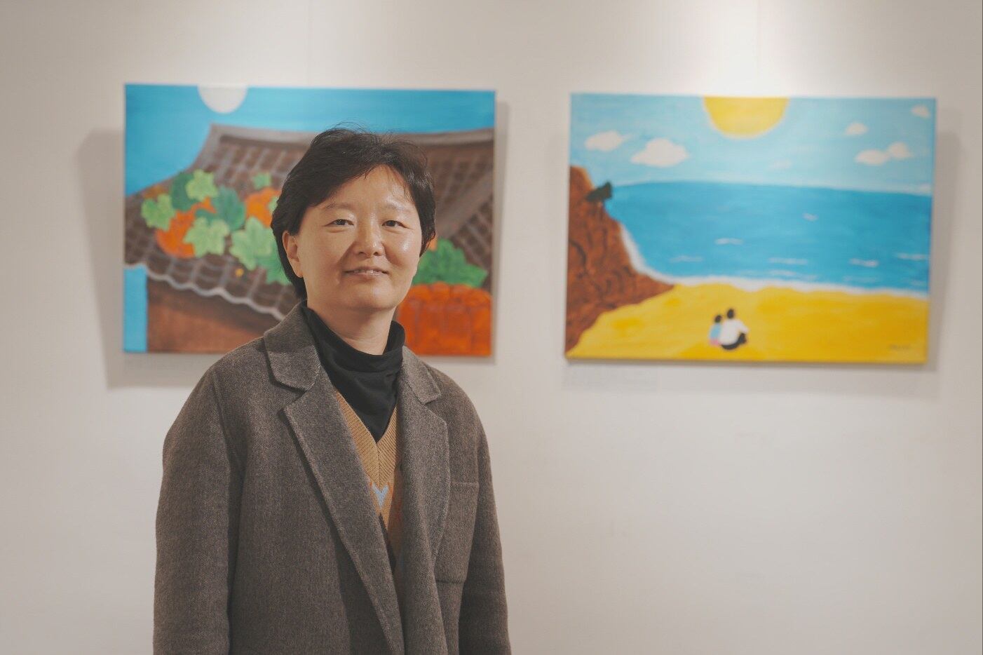 지난해 여인지사에서 진행한 그림자서전 프로그램 후 전시장에서 이샘 씨가 포즈를 취하고 있다.