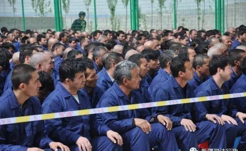 ئەتراپى سىم تور ۋە قوراللىق ئەسكەرلەر بىلەن قورشالغان «تەربىيەلەش لاگېرى».